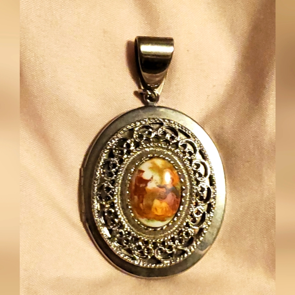 Vintage Victorian Silver Tone Cameo Locket With Chain
